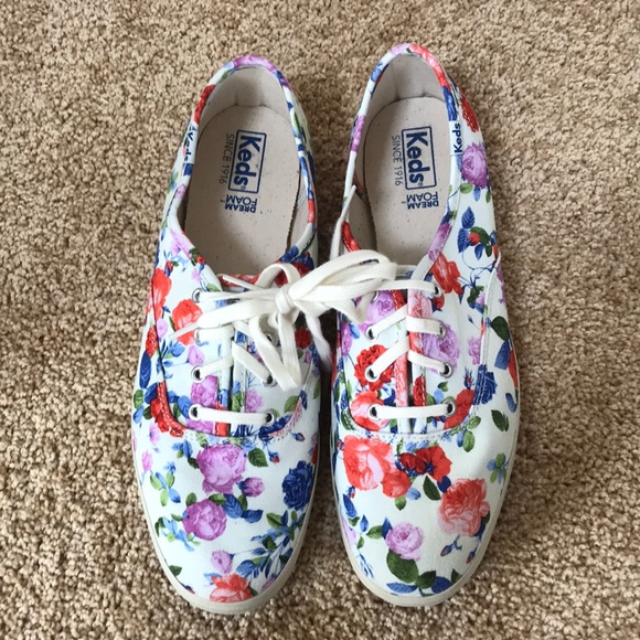Keds SZ 8, floral lace up canvas sneakers .